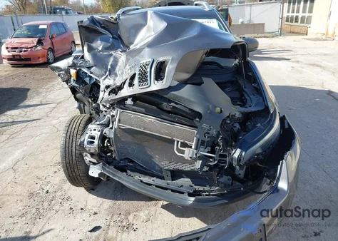 2019 Jeep Cherokee Latitude Plus 4X4 z USA, uszkodzony, nr VIN 1C4PJMLB6KD323495